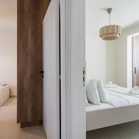 Ronin 2-bedroom By The Sea オロクリニ
