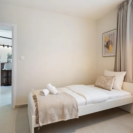 Ronin 2-bedroom By The Sea * オロクリニ